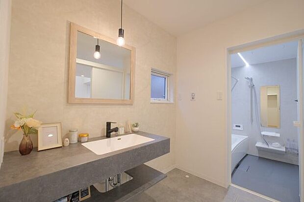 【洗面室】キッチンと洗面室が近いことで、家事の移動時間が短縮され、効率よく作業を進めることができます。特に忙しい朝の時間帯や、料理や洗濯を同時に行うときに便利です。