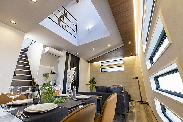 1階室内天井高2.7m確保 + リビング吹抜けで、採光と住空間を醸し出す。