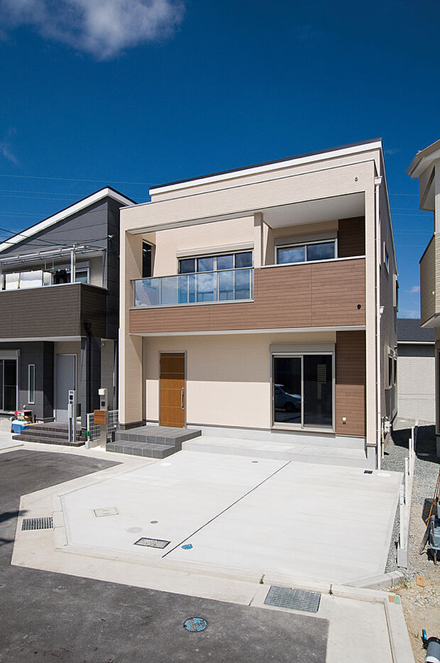 【当社施工例】シンプルな中にもデザイン性の光る外観。毎日の帰宅が楽しみになりそうです。