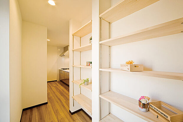 【パントリー：施工例】パントリーを贅沢に確保。日々の食材だけでなく備蓄やレシピなどもまとめてすっきり