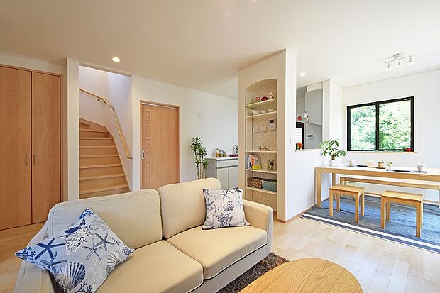 【弊社施工例 リビング/フリープラン】弊社標準仕様の中から、床、建具、サッシ、クロスなど全てセレクトできる木造在来工法の注文住宅。又は、コーディネータがセレクトしたインテリアプランよりお選びいただける2×4工法の規格住宅より選べます。