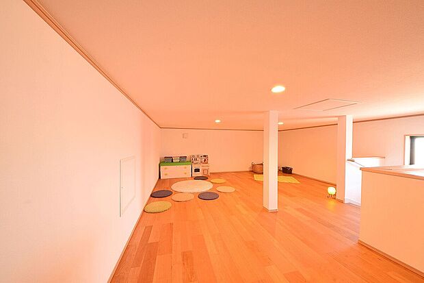 【施工例 小屋裏収納】ママや子供たちでも荷物を楽々出し入れできる固定階段付き小屋裏収納。