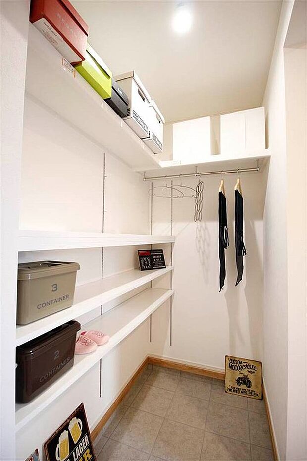 【施工例　土間収納】ベビーカーや子供の遊具、アウトドア用品など、廊下や部屋を汚すことなく収納できます。 
