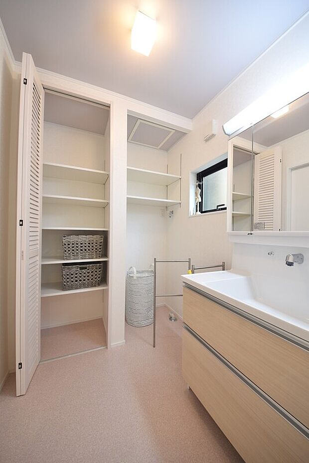 【施工例　パウダールーム 】タオルや洗濯用品をすっきり収納できるパントリーを設置。広めに設計したパウダールームは朝の身支度など快適にできます。