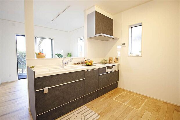 【施工例写真　仕様　LIXILシエラ システムキッチン】■人造大理石トップ　耐久性にも優れています
■オールインワン浄水栓
■3口コンロ・ホーロートップタイプ
■無水片面焼きグリル
■食洗機付き
