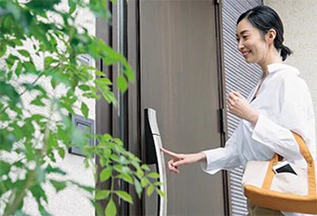 【イメージ写真　玄関電子錠】ＬＩＸＩＬ　ファミロックを採用　お好きなカギでおかえりなさい。タグキーやスマホで施錠開錠ができます。