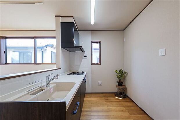 【施工例写真 システムキッチン LIXILシエラ】■人造大理石トップ　耐久性にも優れています
■オールインワン浄水栓
■3口コンロ・ホーロートップタイプ
■無水片面焼きグリル
■食洗機付き
