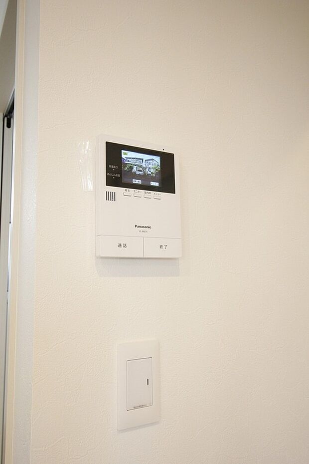 【施工例 テレビドアフォン】声だけでなく訪問者の姿も確認できます。
