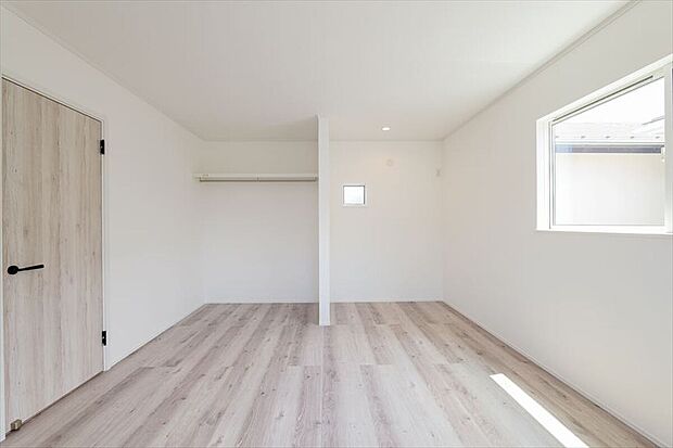 【施工例写真 居室 OPEN収納】扉がないオープン収納は、物の出し入れがしやすく毎日の家事効率アップにもつながります。見せる収納としてお気に入りの雑貨や小物を飾れるのも魅力です。