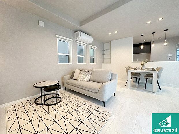 明るいリビングで朝の目覚めもスッキリできそう!対面キッチンでご家族のコミュニケーションも自然と増える設計!小さなお子様が遊ぶスペースを作っても広々とくつろげるLDK!