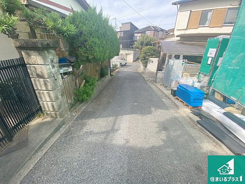 周辺は落ち着いた街並みの住宅地！子育てがしやすい住環境です！まだ未完成ですが、現地でしかわからない事もございます。是非一度ご覧ください。