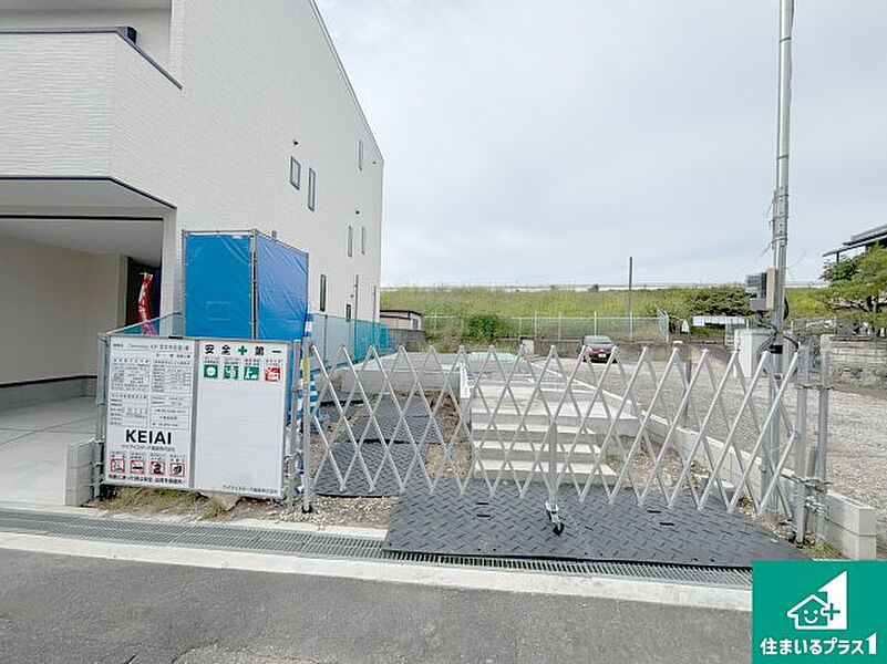 周辺は落ち着いた街並みの住宅地！子育てがしやすい住環境です！まだ未完成ですが、現地でしかわからない事もございます。是非一度ご覧ください。