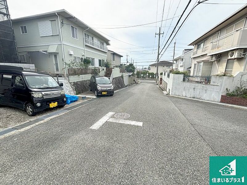 周辺は落ち着いた街並みの住宅地！子育てがしやすい住環境です！まだ未完成ですが、現地でしかわからない事もございます。是非一度ご覧ください。