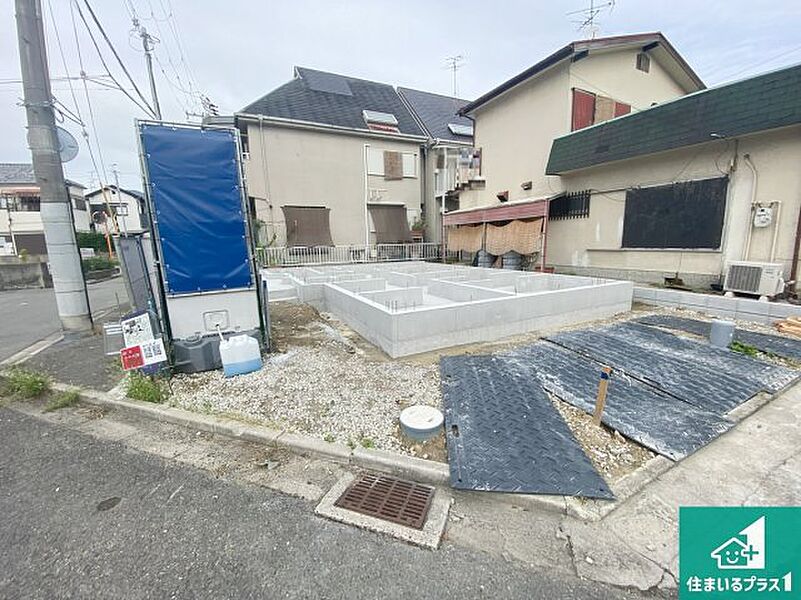 周辺は落ち着いた街並みの住宅地！子育てがしやすい住環境です！まだ未完成ですが、現地でしかわからない事もございます。是非一度ご覧ください。