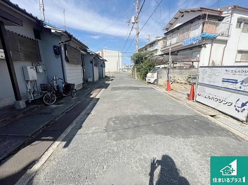 周辺は落ち着いた街並みの住宅地！子育てがしやすい住環境です！まだ未完成ですが、現地でしかわからない事もございます。是非一度ご覧ください。