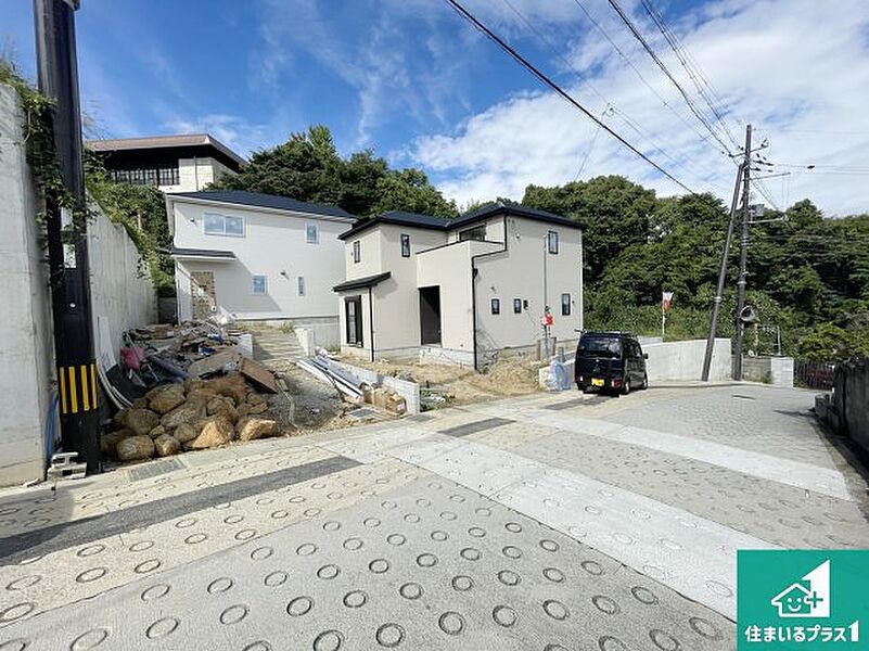 周辺は落ち着いた街並みの住宅地！子育てがしやすい住環境です！まだ未完成ですが、現地でしかわからない事もございます。是非一度ご覧ください。