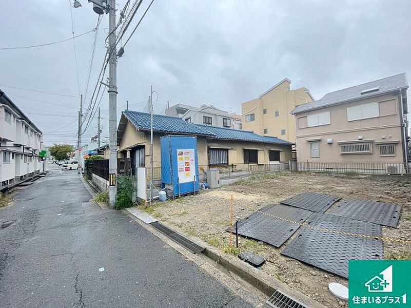 周辺は落ち着いた街並みの住宅地！子育てがしやすい住環境です！まだ未完成ですが、現地でしかわからない事もございます。是非一度ご覧ください。