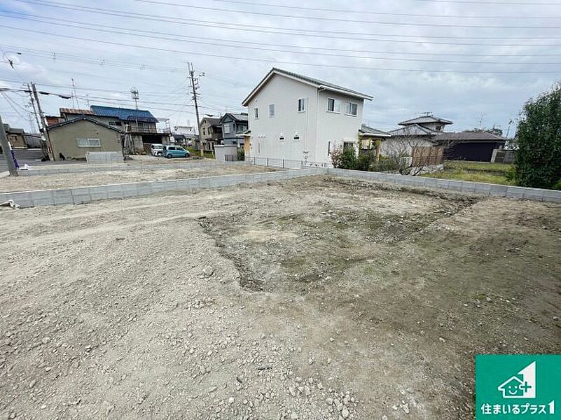 周辺は落ち着いた街並みの住宅地！子育てがしやすい住環境です！まだ未完成ですが、現地でしかわからない事もございます。是非一度ご覧ください。