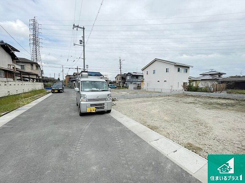 周辺は落ち着いた街並みの住宅地！子育てがしやすい住環境です！まだ未完成ですが、現地でしかわからない事もございます。是非一度ご覧ください。