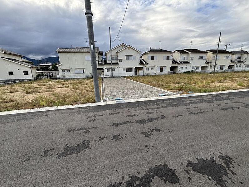 周辺は落ち着いた街並みの住宅地！子育てがしやすい住環境です！まだ未完成ですが、現地でしかわからない事もございます。是非一度ご覧ください。