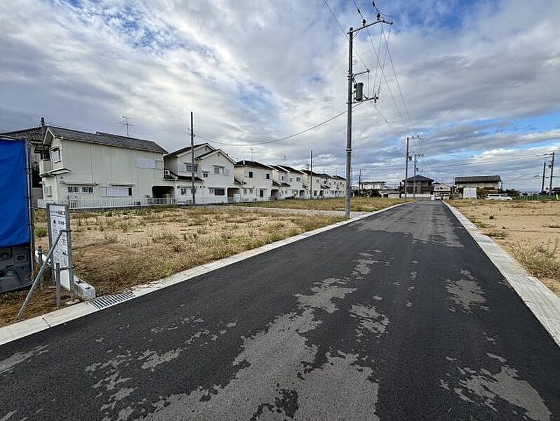 周辺は落ち着いた街並みの住宅地！子育てがしやすい住環境です！まだ未完成ですが、現地でしかわからない事もございます。是非一度ご覧ください。