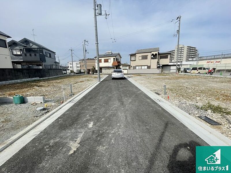 周辺は落ち着いた街並みの住宅地！子育てがしやすい住環境です！まだ未完成ですが、現地でしかわからない事もございます。是非一度ご覧ください。