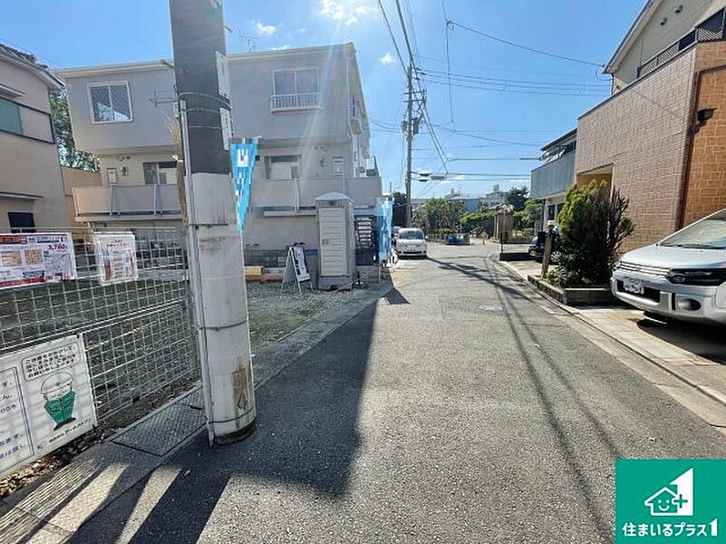 周辺は落ち着いた街並みの住宅地！子育てがしやすい住環境です！まだ未完成ですが、現地でしかわからない事もございます。是非一度ご覧ください。