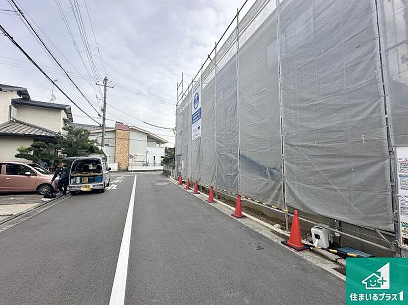 周辺は落ち着いた街並みの住宅地！子育てがしやすい住環境です！まだ未完成ですが、現地でしかわからない事もございます。是非一度ご覧ください。