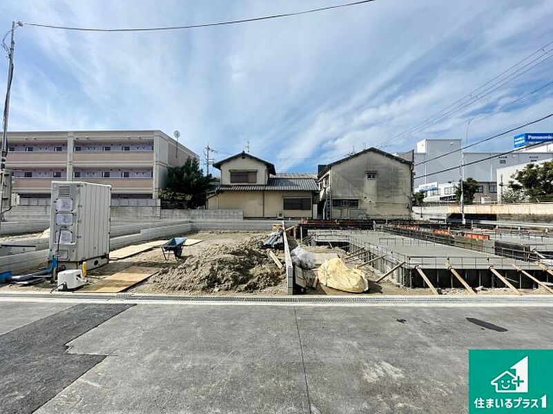 周辺は落ち着いた街並みの住宅地！子育てがしやすい住環境です！まだ未完成ですが、現地でしかわからない事もございます。是非一度ご覧ください。