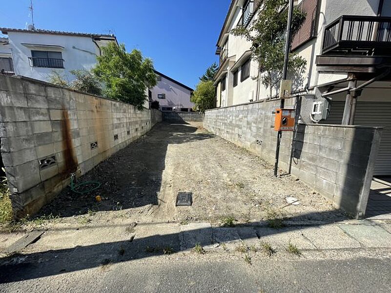 周辺は落ち着いた街並みの住宅地！子育てがしやすい住環境です！まだ未完成ですが、現地でしかわからない事もございます。是非一度ご覧ください。