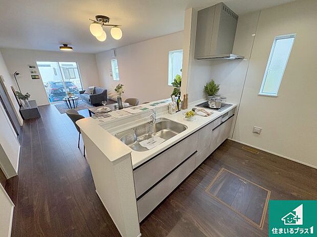 リビングと統一感があり、使い勝手のいいキッチン。広々としているので、二人並んで作業が出来ちゃいます。お子様と一緒に色々なお料理に挑戦できるスペースがあります。