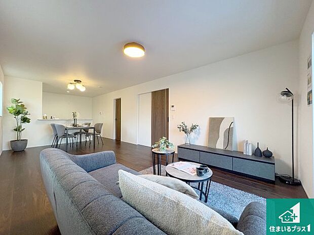 シンプルなリビングは、観葉植物等のインテリアを楽しめますね!パパ好みにも、ママ好みにも家具次第で雰囲気を変えることができます!