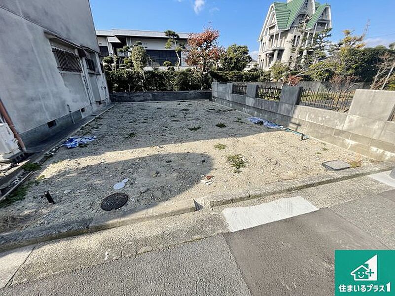 周辺は落ち着いた街並みの住宅地！子育てがしやすい住環境です！まだ未完成ですが、現地でしかわからない事もございます。是非一度ご覧ください。