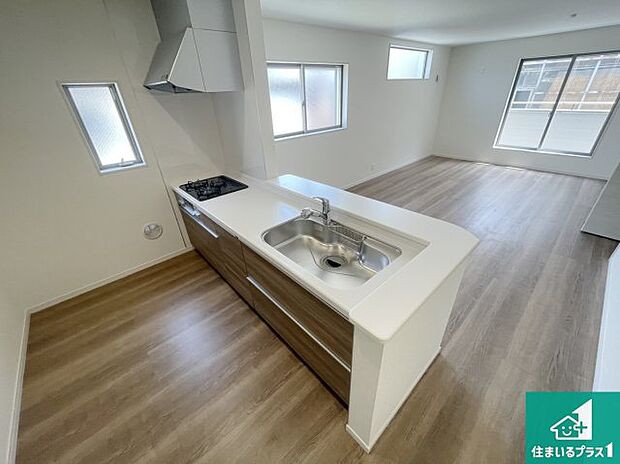 太陽の光が差し込むとっても明るいリビング!思わず微笑みたくなる居心地の良さ。家族団らんの時間も増えそうなくつろぎのLDKで、住む人のこだわりを活かすゆとりある空間♪