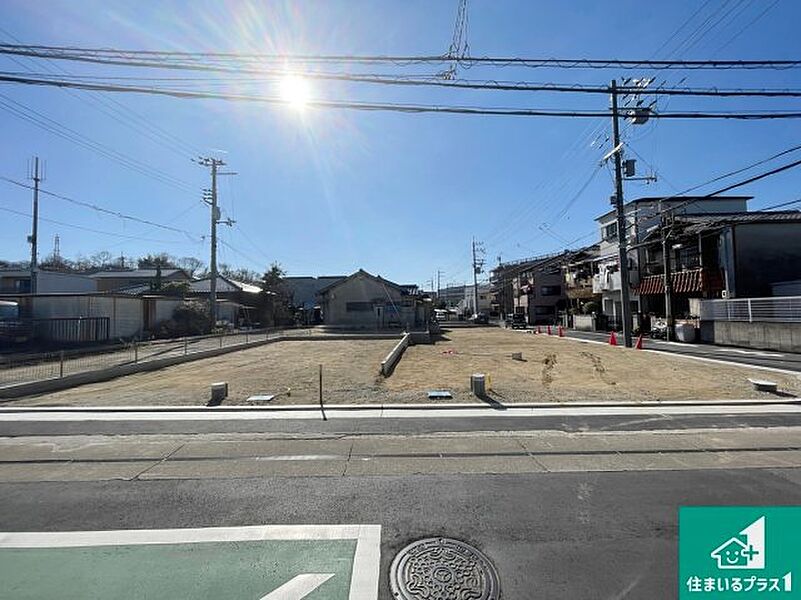 周辺は落ち着いた街並みの住宅地！子育てがしやすい住環境です！まだ未完成ですが、現地でしかわからない事もございます。是非一度ご覧ください。