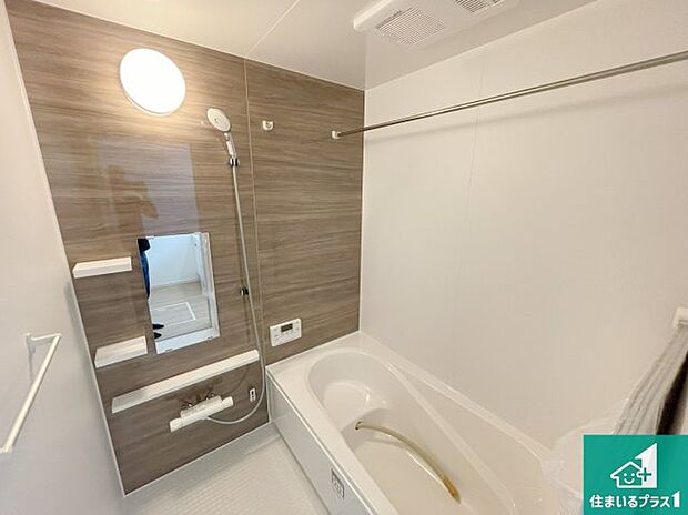 足をゆったり伸ばして寛げる浴槽です。窓が設けられていますので差し込む光が明るく穏やかな雰囲気にしてくれます♪浴室乾燥機も設置しているので、雨の日の洗濯物も安心です♪