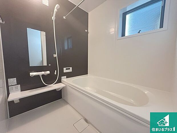 足をゆったり伸ばして寛げる浴槽です。窓が設けられていますので差し込む光が明るく穏やかな雰囲気にしてくれます♪浴室乾燥機も設置しているので、雨の日の洗濯物も安心です♪