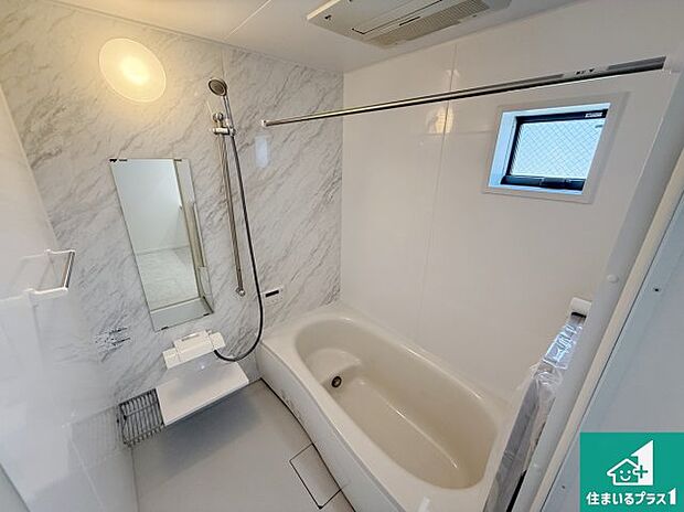 足をゆったり伸ばして寛げる浴槽です。窓が設けられていますので差し込む光が明るく穏やかな雰囲気にしてくれます♪浴室乾燥機も設置しているので、雨の日の洗濯物も安心です♪