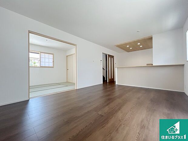 シンプルなリビングは、観葉植物等のインテリアを楽しめますね!パパ好みにも、ママ好みにも家具次第で雰囲気を変えることができます!