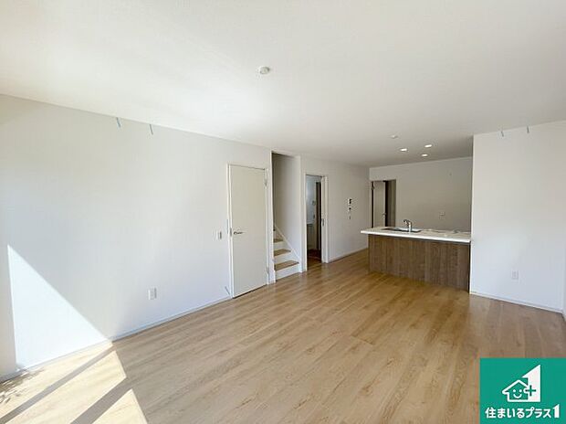 シンプルなリビングは、観葉植物等のインテリアを楽しめますね!パパ好みにも、ママ好みにも家具次第で雰囲気を変えることができます!