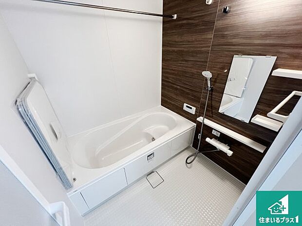 ゆったりと足を伸ばせる浴室は一日の疲れを癒してくれる大切な空間です。浴室乾燥機も設置しているので、雨の日の洗濯物も安心です♪