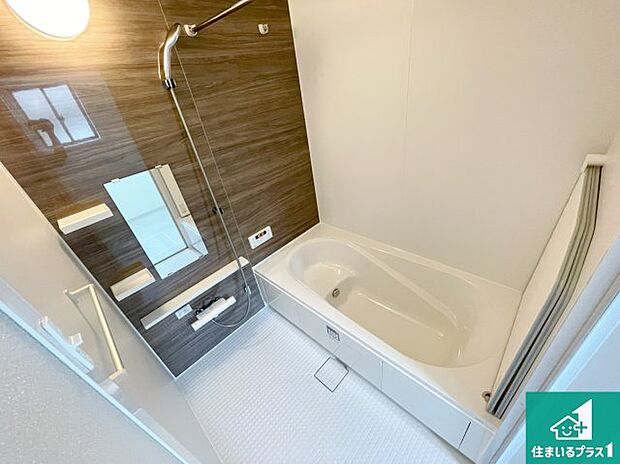 足をゆったり伸ばして寛げる浴槽です。窓が設けられていますので差し込む光が明るく穏やかな雰囲気にしてくれます♪浴室乾燥機も設置しているので、雨の日の洗濯物も安心です♪