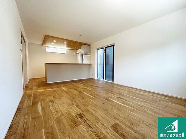 シンプルなリビングは、観葉植物等のインテリアを楽しめますね！パパ好みにも、ママ好みにも家具次第で雰囲気を変えることができます！