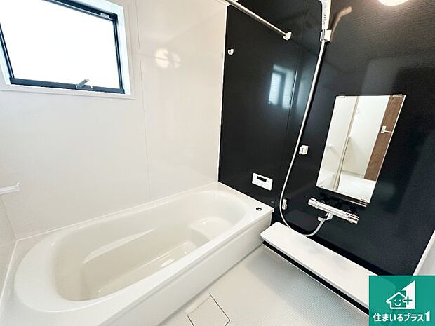 足をゆったり伸ばして寛げる浴槽です。窓が設けられていますので差し込む光が明るく穏やかな雰囲気にしてくれます♪浴室乾燥機も設置しているので、雨の日の洗濯物も安心です♪