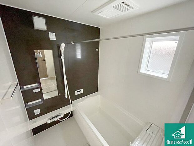 足をゆったり伸ばして寛げる浴槽です。窓が設けられていますので差し込む光が明るく穏やかな雰囲気にしてくれます♪浴室乾燥機も設置しているので、雨の日の洗濯物も安心です♪