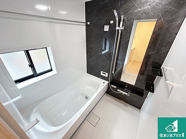 足をゆったり伸ばして寛げる浴槽です。窓が設けられていますので差し込む光が明るく穏やかな雰囲気にしてくれます♪浴室乾燥機も設置しているので、雨の日の洗濯物も安心です♪