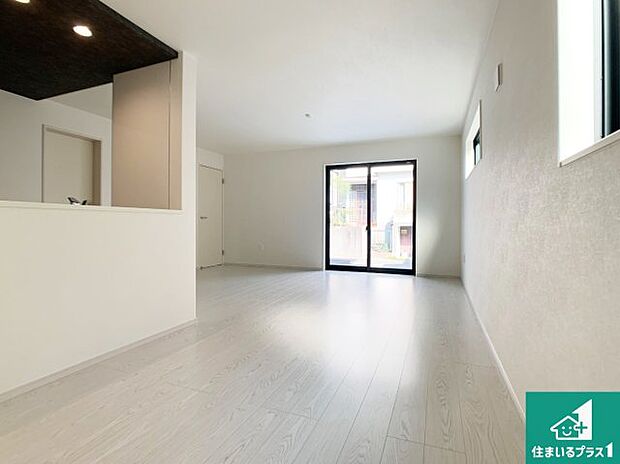 日当たり良好の明るいリビングで朝の目覚めもスッキリできそう!対面キッチンでご家族のコミュニケーションも自然と増える設計!小さなお子様が遊ぶスペースを作っても広々とくつろげるLDK!