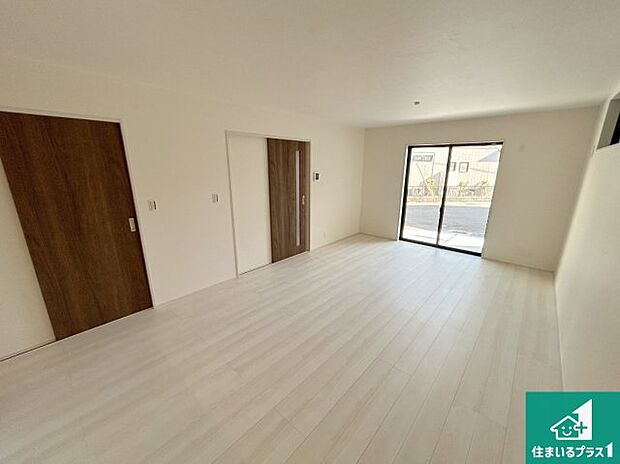 シンプルなリビングは、観葉植物等のインテリアを楽しめますね!パパ好みにも、ママ好みにも家具次第で雰囲気を変えることができます!