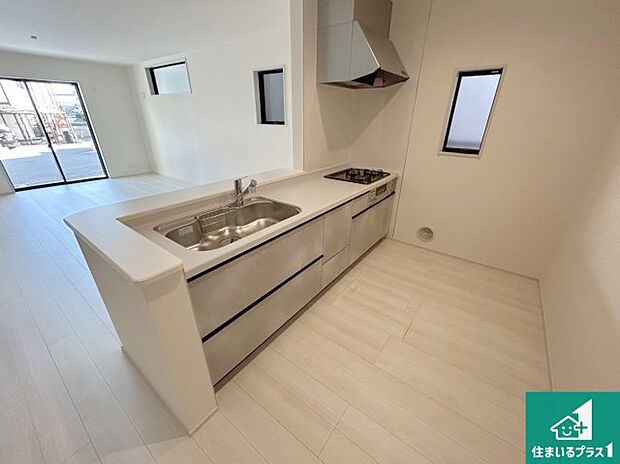 リビングと統一感があり、使い勝手のいいキッチン。広々としているので、二人並んで作業が出来ちゃいます。お子様と一緒に色々なお料理に挑戦できるスペースがあります。