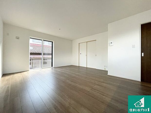 リビングと統一感があり、使い勝手のいいキッチン。広々としているので、二人並んで作業が出来ちゃいます。お子様と一緒に色々なお料理に挑戦できるスペースがあります。